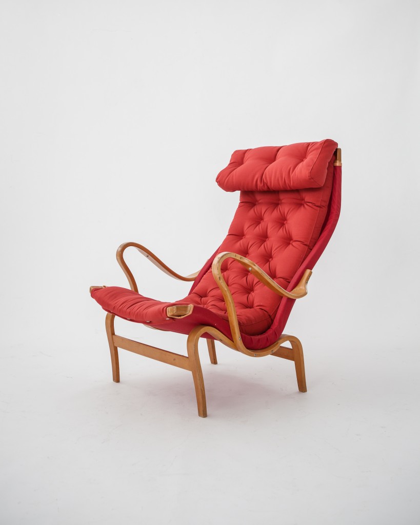 Bruno Mathsson: Couple lounge chair Pernilla (1950). Teak, birch wood, Kvadrat fabric, canvas. Size w 75 x d 80 x h 98 cm. Production: Dux.