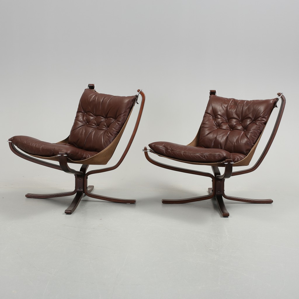 Sigurd Ressell: Pair of armchairs (1974). Brown leather, rosewood. Size w 76 x d 71 x h 80 cm. Production: Vatne.