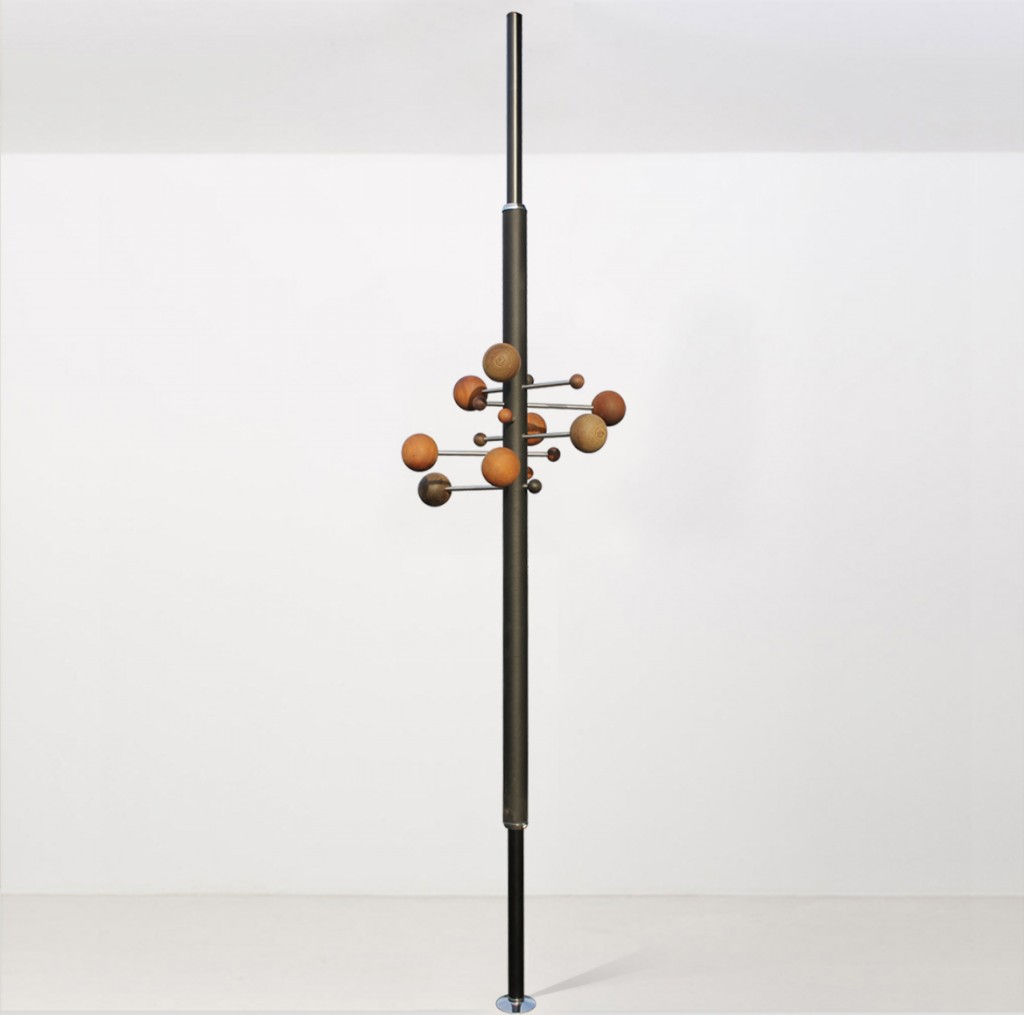 Osvaldo Borsani: Adjustable coat hanger AT16 (1961). Polished aluminum, brushed stainless steel, solid beech spheres. Variable dimensions h 270-320 cm. Production: Tecno.