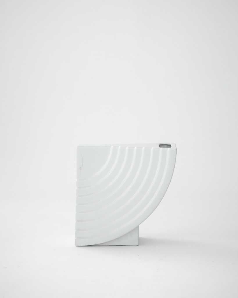 Ettore Sottsass: Vase Yantra Y31 (1969). Glazed ceramic. Size w 50 x h 50 cm. Production: Bitossi.