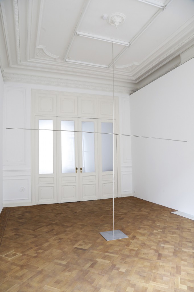 Luciano Fabro, "Croce", 1965 (2001 Version), stainless steel, variable in relation to the dimensions of the room (photo courtesy Galerie Micheline Szwajcer)