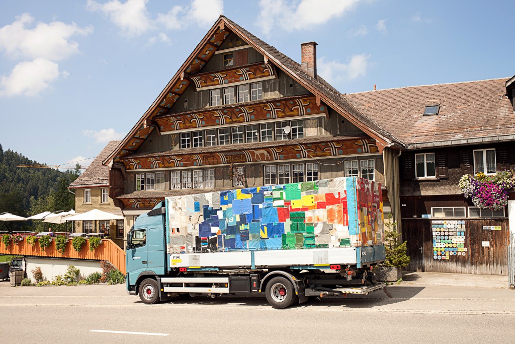 From truck to bags, Photo: Peter Hauser