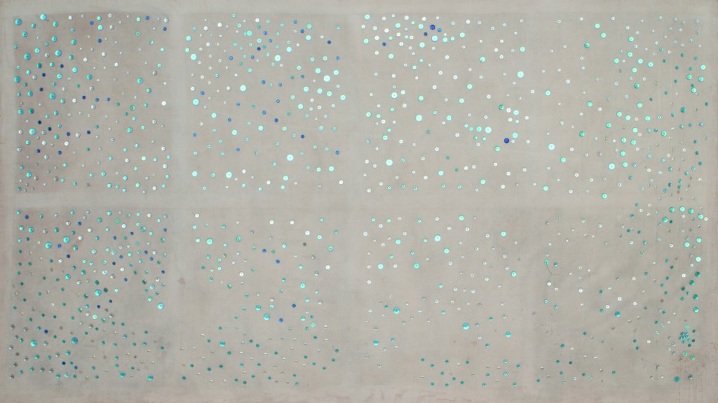 Hessie, Boutons bleus, 1974/1975, Blue and grey buttons sewn onto cotton canvas, 165 × 295 cm, Credit : Béatrice Hatala © Galerie Arnaud Lefebvre