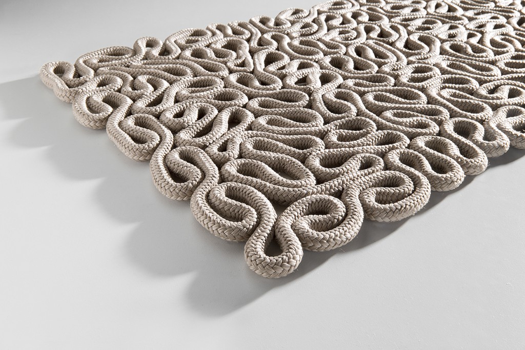 Looping, by Hélène Dashorst, handmade carpet assembled according to traditional methods. 