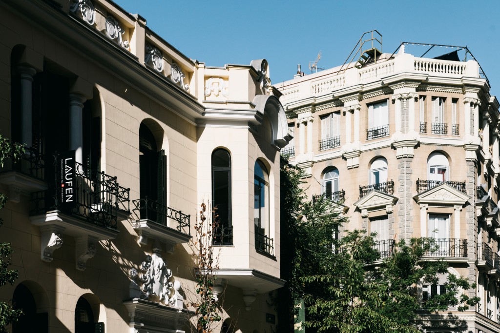 The context of the new showroom, with an area of almost 200 square meters, is a historic villa from the early 1900s, located in one of the most exclusive neighbourhoods of Madrid. 