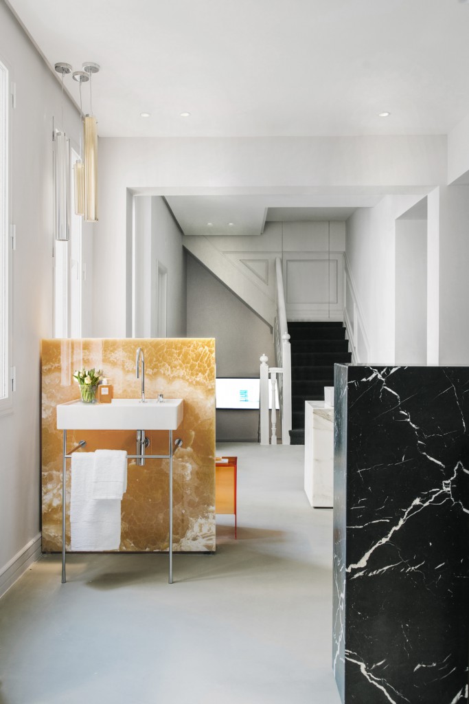 The first floor has a large space dedicated to the collection Kartell by Laufen and reflects the elegance and rigor found throughout the showroom. Here the combination of marble and onyx gets special emphasis.