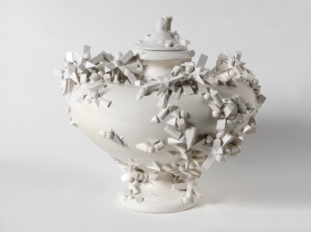 Urna by Andrea Salvatori, glazed earthenware. Photo: MADEINBRITALY