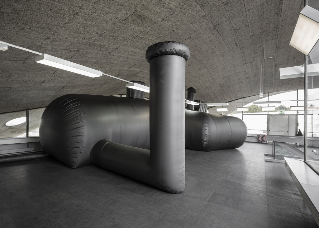 The Shelter, structure gonflable mobile, 2016. Architects: Bureau (Léopold Banchini, Daniel Zamarbide). Photography: Dylan Perrenoud. Courtesy Bureau A
