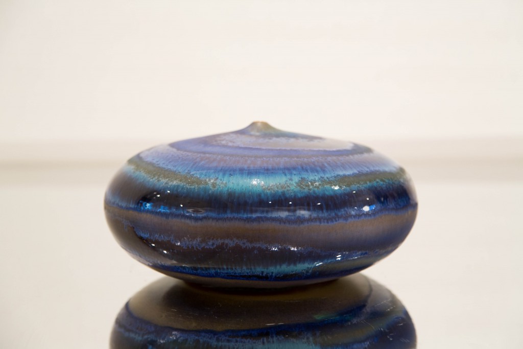 Pot plat bleu: dimensions 14 x 90 cm / 2010