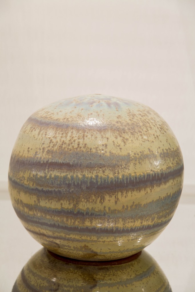 Pot grand brun: dimensions 39 x 139 cm/ 1980