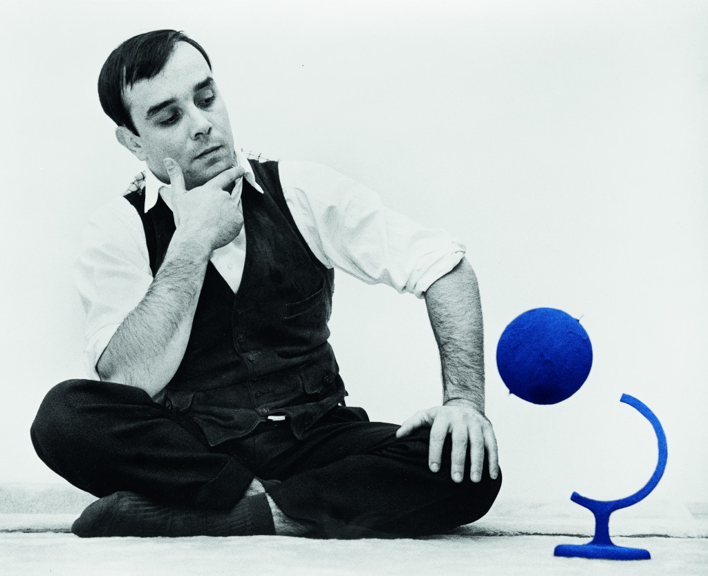  Yves Klein and the Blue Globe 14 rue Campagne-Première, Paris, 1961 Artwork © Yves Klein, ADAGP, Paris / SABAM, Bruxelles, 2017 Photo © Harry Shunk and Janos Kender © J.Paul Getty Trust. The Getty Research Institute, Los Angeles